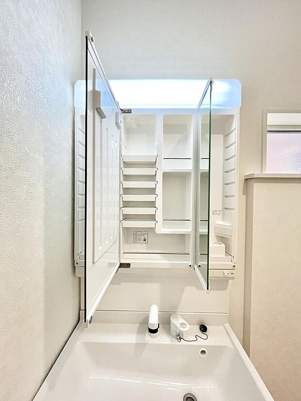 三面鏡の裏に、化粧品や衛生用品などを収納可能。洗面台をすっきりと保ちます!