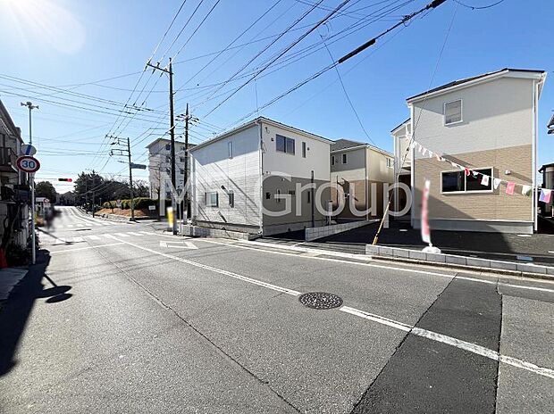 ~Exterior~ 前面道路は閑静な住宅地をはしる車通りの少ない道路。駐車の出し入れもらくらくです!ご不明点・現地見学のご希望は、お気軽にお問い合わせください!
