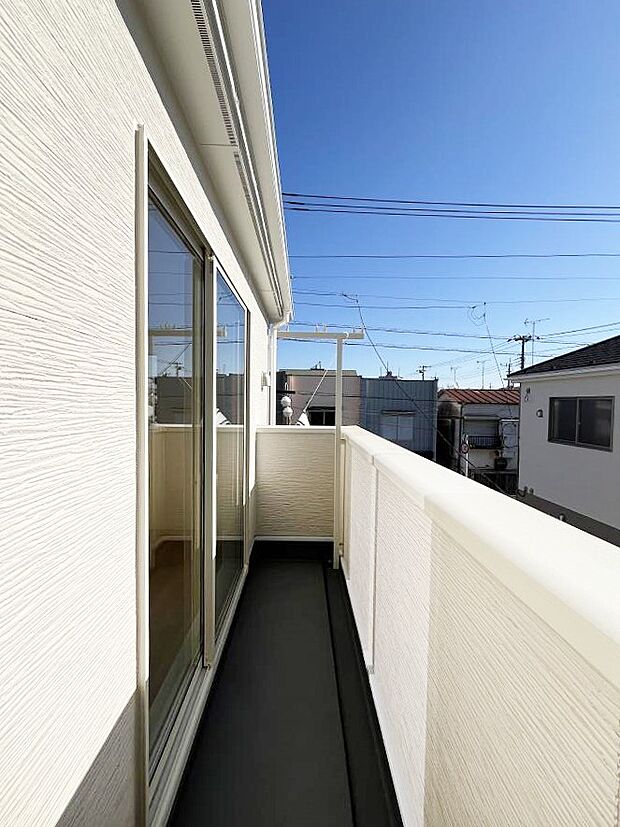 ~Balcony~ バルコニーは温かい陽がさしこみ、お布団や洗濯物を気持ちよく干すことができます。 使いやすく開放的なバルコニーです♪陽ざしがたっぷり降り注ぐ、バルコニー付き住まい。