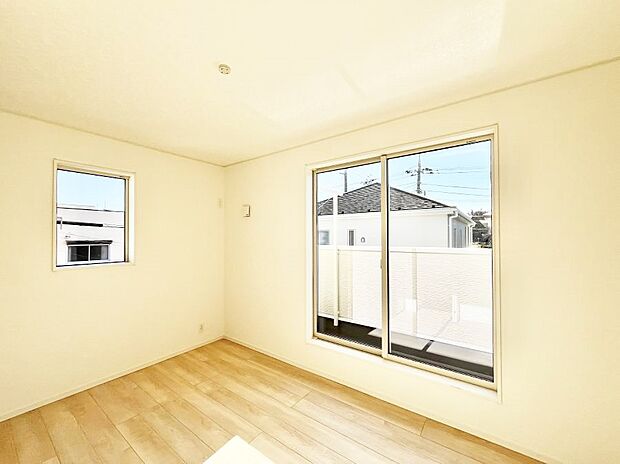 ~Bed Room~ 2面採光を確保した明るい室内は、風通しも良く、大変居心地の良い空間となっております。爽やかな風を感じて起きる朝は、快適生活の始まりに!日当たりや通風がとても良い住まい♪