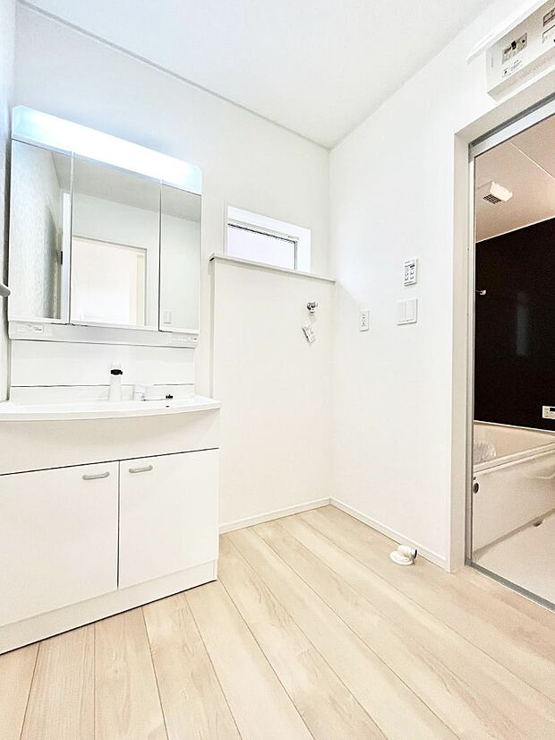 ~Dressing Room~ 暗くなりがちな洗面所も窓があると採光と換気が可能なので気持ちよくお使い頂けます。三面鏡タイプの洗面台は鏡裏収納で散らかりがちな洗面所もスッキリ♪