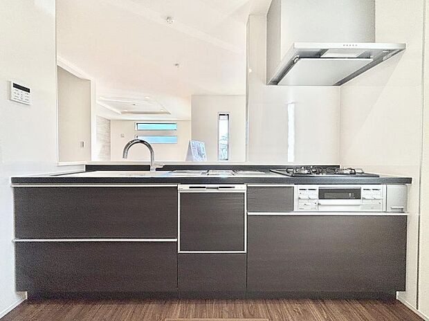 ◆2号棟◆〜Kitchen〜　会話が弾むリビング、料理が愉しくなるキッチン。家は、ただ生活する場ではなく、暮らしを愉しく、快適にする場所。笑顔の毎日、安らぎの日々のために、最新の設備・仕様を採用。