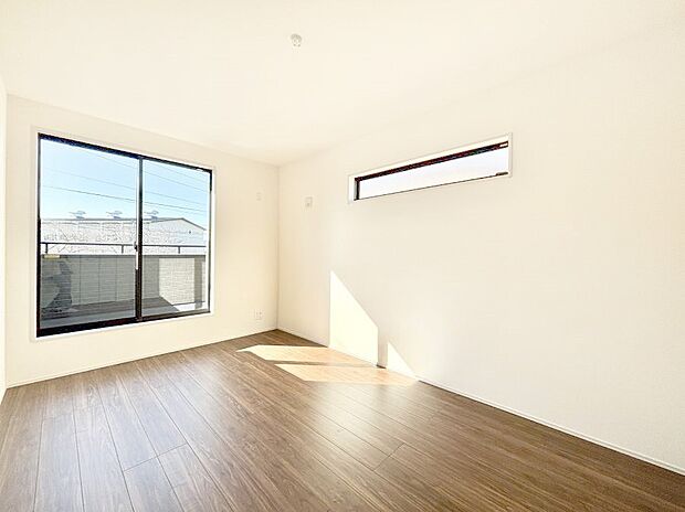 ~Bed Room~ バルコニーからの明るい日差しが差し込みます。日照に恵まれたお部屋。柔らかい自然光で朝目覚める暮らしが送れるだろう。また、機能的な収納を配置して、片付いた空間も実現出来そう。
