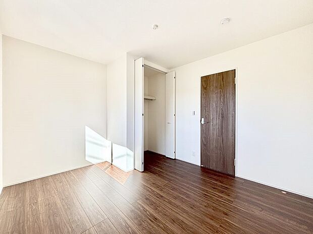 ~Bed Room~ 子供部屋はお子様にとって大変重な役割があります。子供一人で過ごす空間を与えることで、宿題や勉強時間も自然と増えまた自ら部屋の片付けや掃除なども促すことに繋がります。