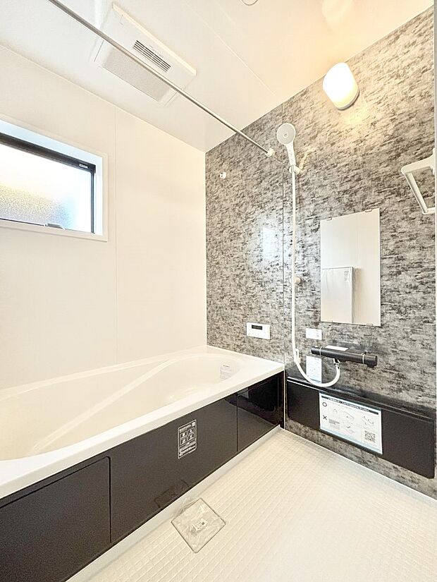 ◆2号棟◆~Bath Room~ 窓付きのバスルームは、採光もあり明るく気持ちの良い空間です。窓があることで、換気環境も良好。ゆったり寛げるバスルームで、毎日のバスタイムが楽しみになりそうです。