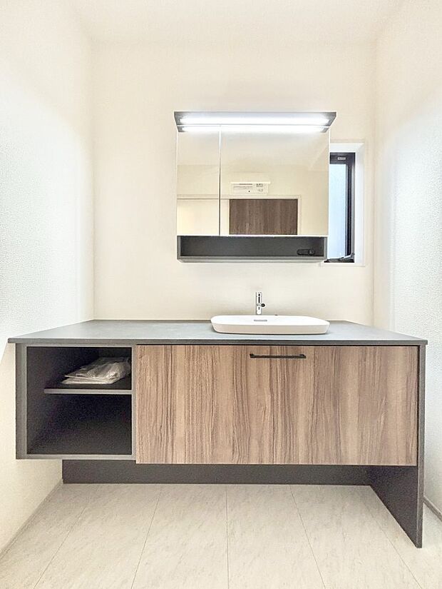 ◆2号棟◆〜Dressing Room〜　十分な大きさの洗面台は収納もさる事ながら、身だしなみチェックや歯磨きなど、朝の慌ただしい時間でもホテルライクなスペースで余裕とゆとりを感じて頂けます。