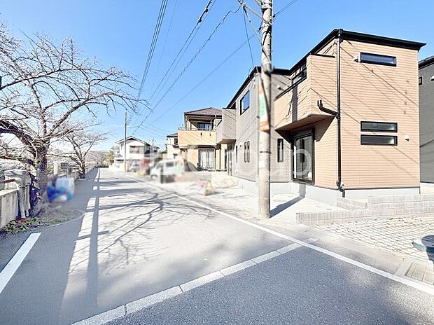 前面道路: 南 6.11m 公道前面道路は閑静な住宅地をはしる車通りの少ない道路。駐車の出し入れもらくらくです!ご不明点・現地見学のご希望は、お気軽にお問い合わせください!