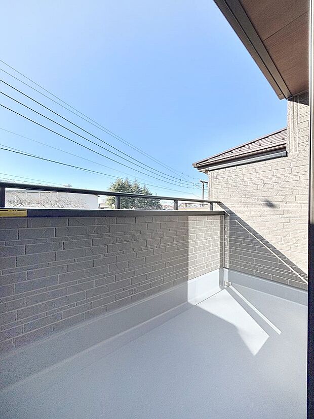~Balcony~ 南向きのバルコニーの前には雲以外に太陽を遮るものがありません。お洗濯物も乾きやすく、何より明るく気持ちのいい光が入ってきます。使いやすく開放的なバルコニーです♪