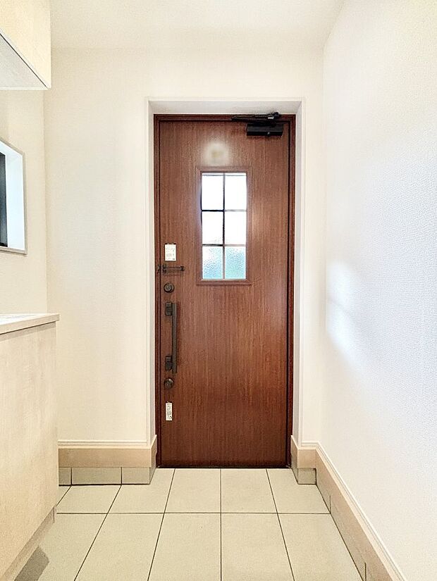 〜Entrance〜　玄関は家の顔といわれますが我が家のセンスをさりげなく感じさせる魅力ある玄関造りも楽しみの一つ。帰宅する度に家族がほっとできる心地よい空間造りも大切ですね♪