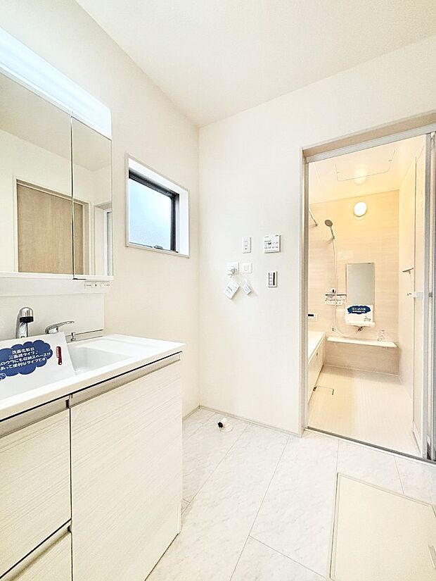 〜Dressing Room〜　暗くなりがちな洗面所も窓があると採光と換気が可能なので気持ちよくお使い頂けます。三面鏡タイプの洗面台は鏡裏収納で散らかりがちな洗面所もスッキリ♪