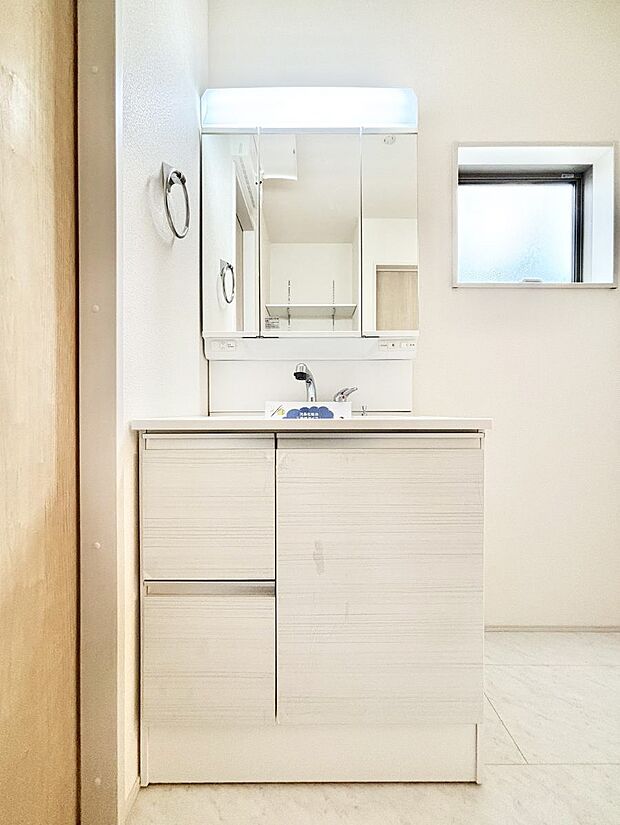 〜Dressing Room〜  清潔感溢れる色合いで統一されていると、スッキリと整った印象をうけます。  鏡の裏にはたっぷりと収納スペースを標準装備！  水廻りは、シンプルかつ機能性を重視して。