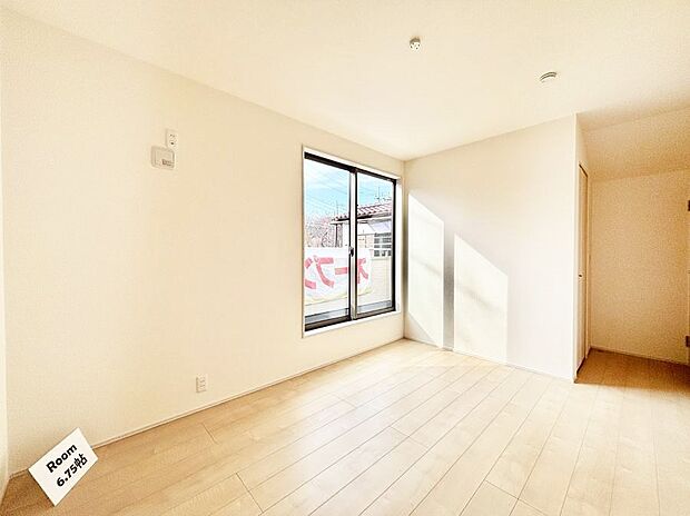 〜Bed Room〜  全居室には収納クローゼットを完備！普段使いのお洋服や小物はもちろん、季節物のお洋服などもしっかりと整理整頓おしまい頂けます。  居室空間を広く使用できますね。