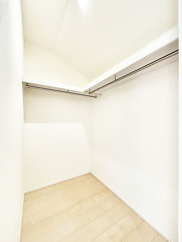 〜Walk-in Closet〜　必要なものやコーディネートを一覧して確認でき、身支度や準備が短時間で済むウォークインクローゼットを設置しました。家の中をすっきりとさせる便利な収納スペースです。