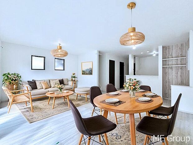 ◆1号棟◆~Living~ 家族の会話や笑顔が行き交うリビングです。大きなソファやダイニングテーブルでゆったり食事をしたりくつろぎたい♪そんな夢が叶えられる空間です!※家具はCGです