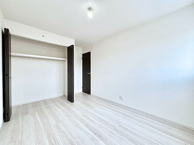 ◆1号棟◆~Bed Room~ マンションと違い部屋数が多いのが戸建てのメリットです。ご家族が増えたことで手狭に感じていた住まいも戸建てでは各居室プライバシーを保つことができます。