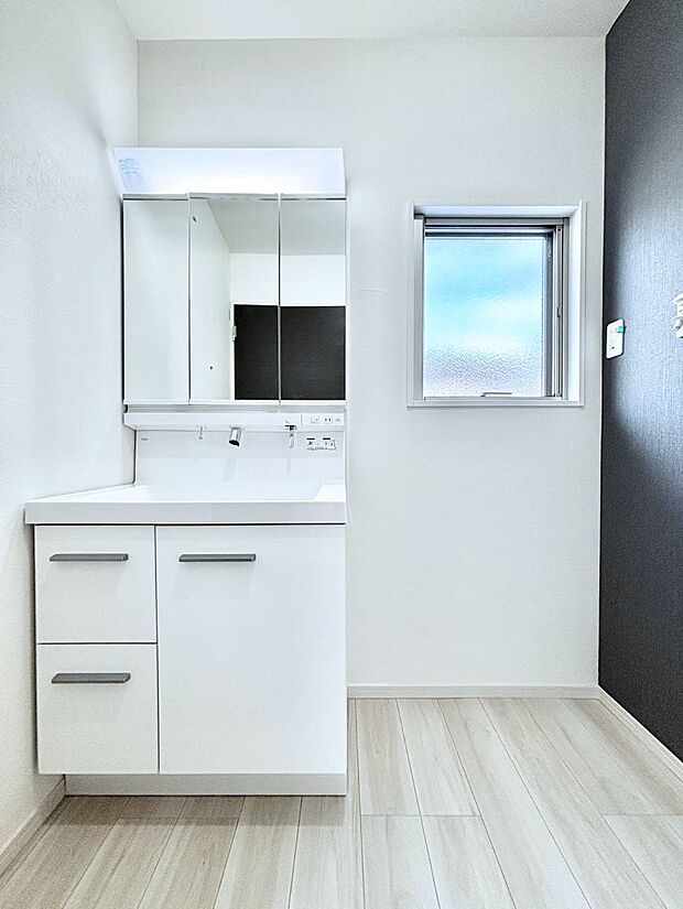 ◆1号棟◆~Dressing Room~ 暗くなりがちな洗面所も窓があると採光と換気が可能なので気持ちよくお使い頂けます。三面鏡タイプの洗面台は鏡裏収納で散らかりがちな洗面所もスッキリ♪