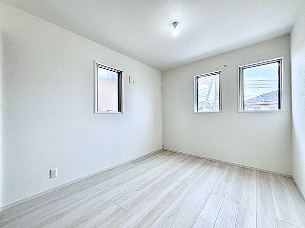 ◆1号棟◆~Bed Room~ 2面採光を確保した明るい室内は、風通しも良く、大変居心地の良い空間となっております。爽やかな風を感じて起きる朝は、快適生活の始まりに!日当たりや通風がとても良い住まい♪