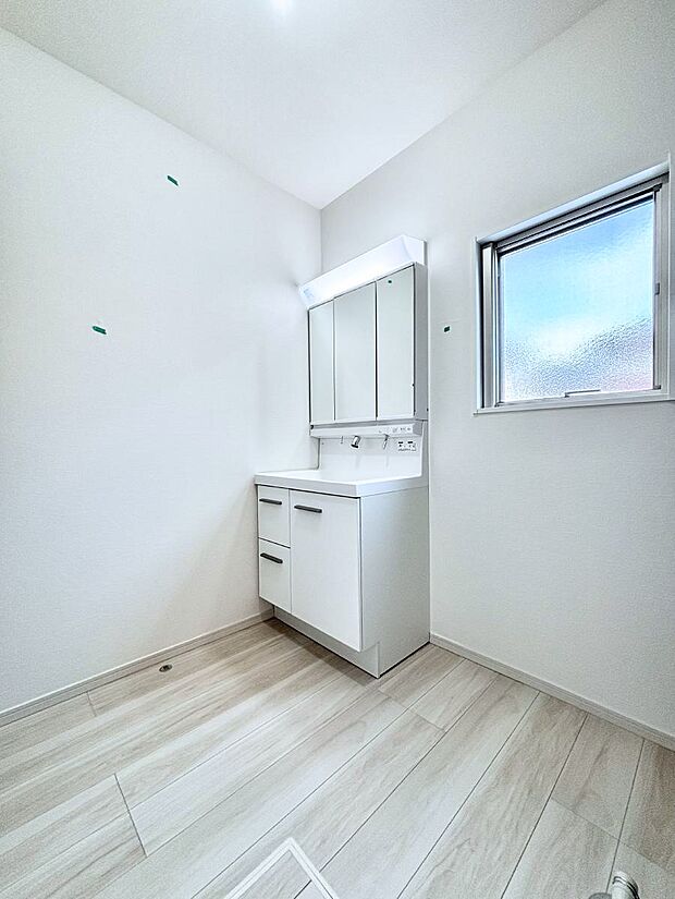 ◆1号棟◆清潔感のある快適空間です。毎日の身支度も気持ち良くお使い頂けます。