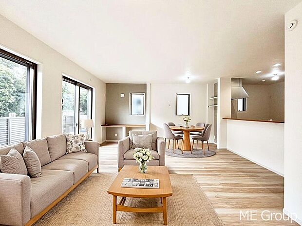 ◆2号棟◆~Living~ 家族の食事や団らんのほか、子どもを遊ばせたり、友人を招いたりするLDKは住まいの中心。長時間過ごす場所だから、その空間は住まい全体の居心地を左右します。 ※家具はCGです