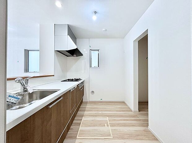 ◆2号棟◆~Kitchen~ 自然光が入る窓のあるキッチン☆毎日使う場所だからこそ、使い勝手を考慮しました。ゆったりとしたキッチンコーナーは質感豊かな仕上がりとなっております。