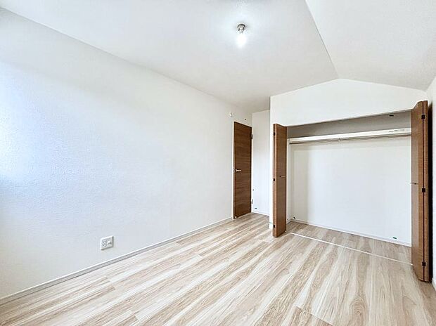 ◆2号棟◆~Bed Room~ マンションと違い部屋数が多いのが戸建てのメリットです。ご家族が増えたことで手狭に感じていた住まいも戸建てでは各居室プライバシーを保つことができます。