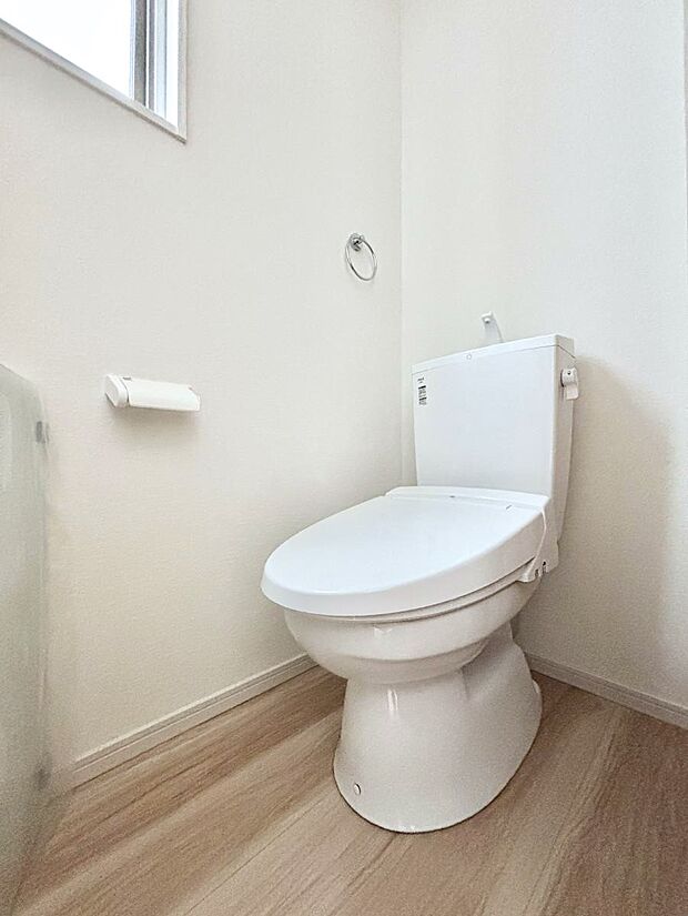 ◆2号棟◆~Toilet~ 清潔感のある水回り♪トイレはウォシュレット付きです◎トイレは毎日使わざるを得ないもの。いつも清潔を保ちたいですね。トイレが2ヶ所あるので朝の混雑時に便利です!