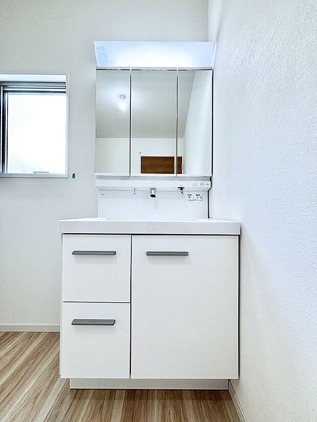 ◆2号棟◆~Dressing Room~ 暗くなりがちな洗面所も窓があると採光と換気が可能なので気持ちよくお使い頂けます。三面鏡タイプの洗面台は鏡裏収納で散らかりがちな洗面所もスッキリ♪