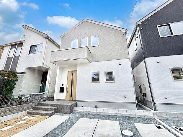 ◆2号棟◆~Exterior~ 堂々たる趣ながら、主張し過ぎずどこか余裕を感じさせるシャープなフォルムで佇む邸宅は、晴天の空と照らし合わせる事で、本来あるべき完成形の姿を見せてくれます。