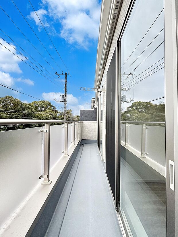 ◆2号棟◆~Balcony~ バルコニーは温かい陽がさしこみ、お布団や洗濯物を気持ちよく干すことができます。 使いやすく開放的なバルコニーです♪陽ざしがたっぷり降り注ぐ、バルコニー付き住まい。