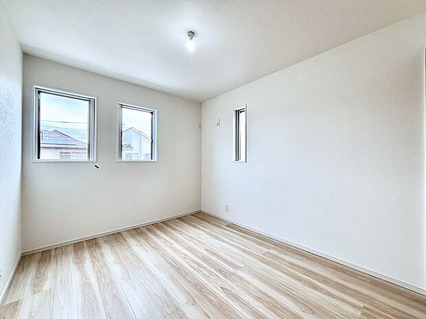 ◆2号棟◆~Bed Room~ 2面採光を確保した明るい室内は、風通しも良く、大変居心地の良い空間となっております。爽やかな風を感じて起きる朝は、快適生活の始まりに!日当たりや通風がとても良い住まい♪