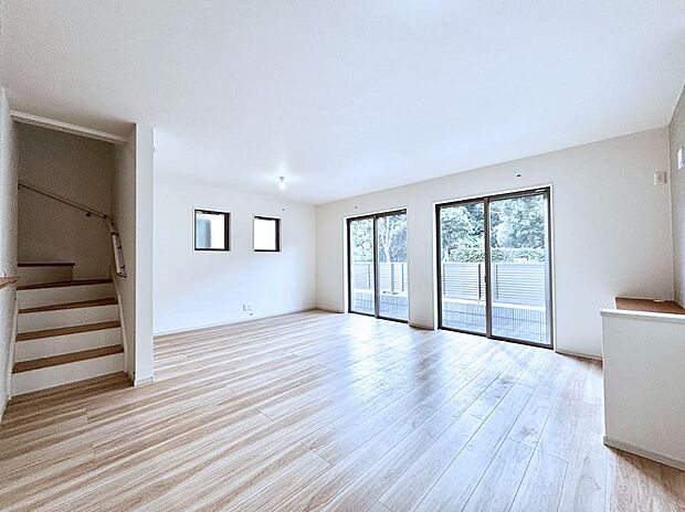 ◆2号棟◆~Living~ リビングに階段のある間取りです♪家族のコミュニケーションがスムーズに取れますね♪ゆとりある暮らしと心地よい住環境が紡ぐ贅沢な時間をご家族みんなでお過ごし下さい。