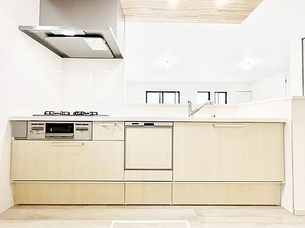 ~Kitchen~ 会話が弾むリビング、料理が愉しくなるキッチン。家は、ただ生活する場ではなく、暮らしを愉しく、快適にする場所。笑顔の毎日、安らぎの日々のために、最新の設備・仕様を採用。