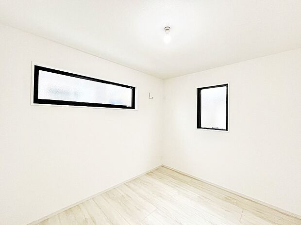 ~Bed Room~ 部屋数が多いのが戸建てのメリットです。ご家族が増えたことで手狭に感じていた住まいも戸建てでは各居室プライバシーを保つことができます。住まいにゆとりが生まれ心もリラックスできます♪