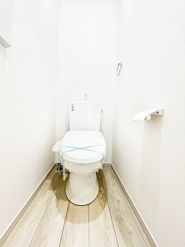 ~Toilet~ 綺麗・スッキリ・快適なウォシュレット付トイレでくつろげる空間です。トイレは毎日使わざるを得ないもの。いつも清潔を保ちたいですね。トイレが2ヶ所あるので朝の混雑時に便利です!