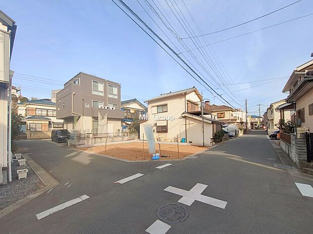 前面道路：角地 ： 南西 5m 公道、北西 4m 公道　角地のため陽当たり良好。駐車の出し入れもらくらくです！ご不明点・現地見学のご希望は、お気軽にお問い合わせください！