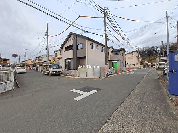〜Exterior〜　前面道路：南 5.95m 公道、東 5.84m 公道　住宅地になっているので車量も少なく、静かな立地です。子育て環境も良好です♪♪周辺環境もあわせてご案内させて頂きます。