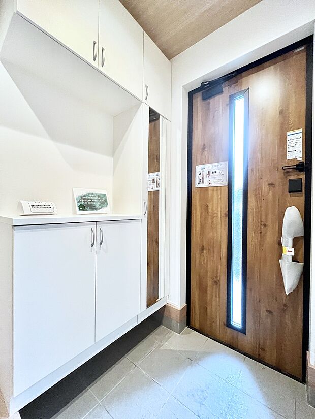 ミラー付きシューズボックスはお出かけ前の身だしなみチェックに便利