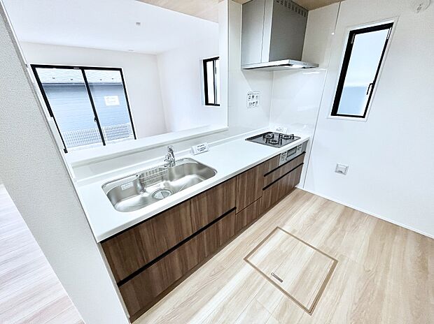 爽やかな風が通り抜けるキッチン。窓があるので明るく換気にも役立ちます。