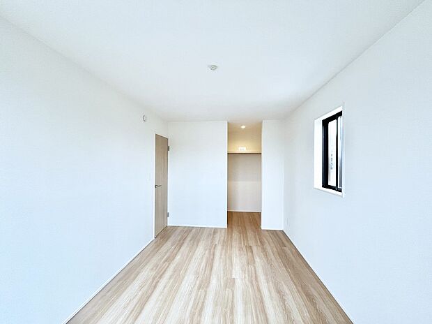 ウォークインクローゼットがあるお部屋。季節ごとの入れ替えも不要で便利です!