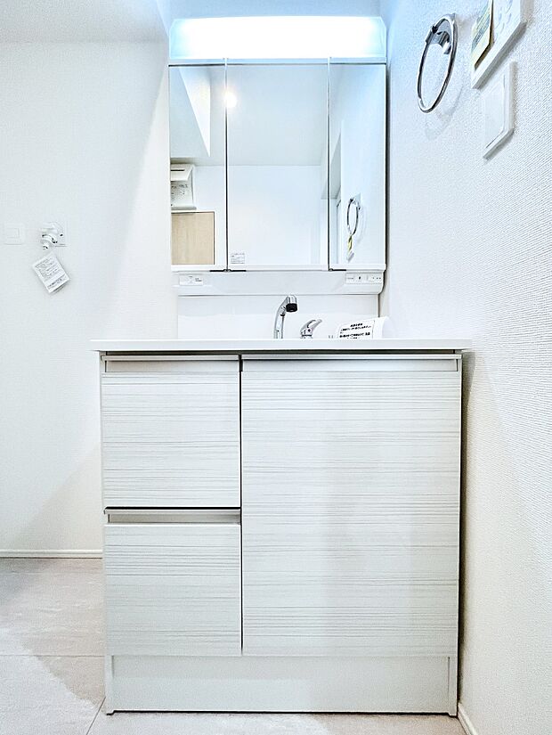 大きく見やすい三面鏡で清潔感ある洗面台は、身だしなみチェックや肌のお手入れにおすすめです。