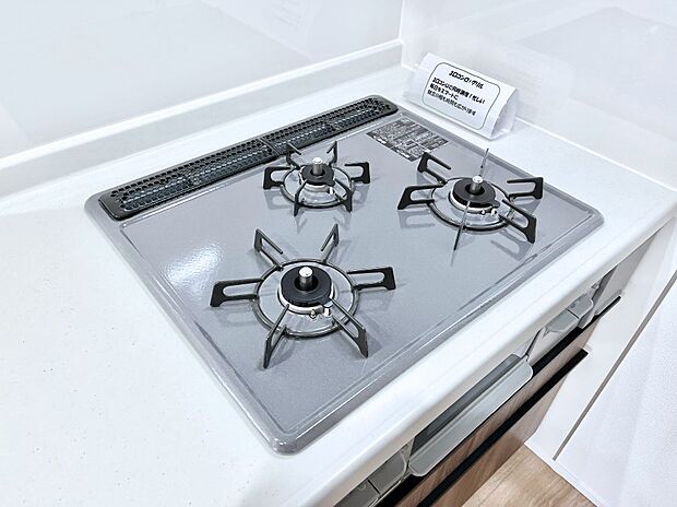 ガスコンロはSiセンサー搭載。火力調節や焦げ付き・消し忘れも防いでくれます。