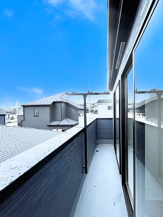 2部屋にまたがるバルコニー。晴れた日には洗濯物も気持ちよく干せそうですね。