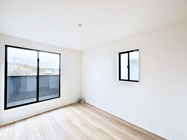 バルコニーが明るさと開放感を演出!朝スッキリと目覚められそうですね!