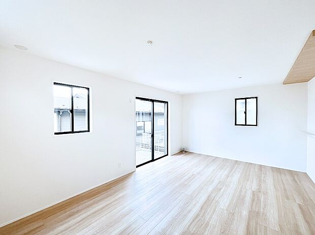 自然光が取り込まれ、家族団らんの場所を明るく演出