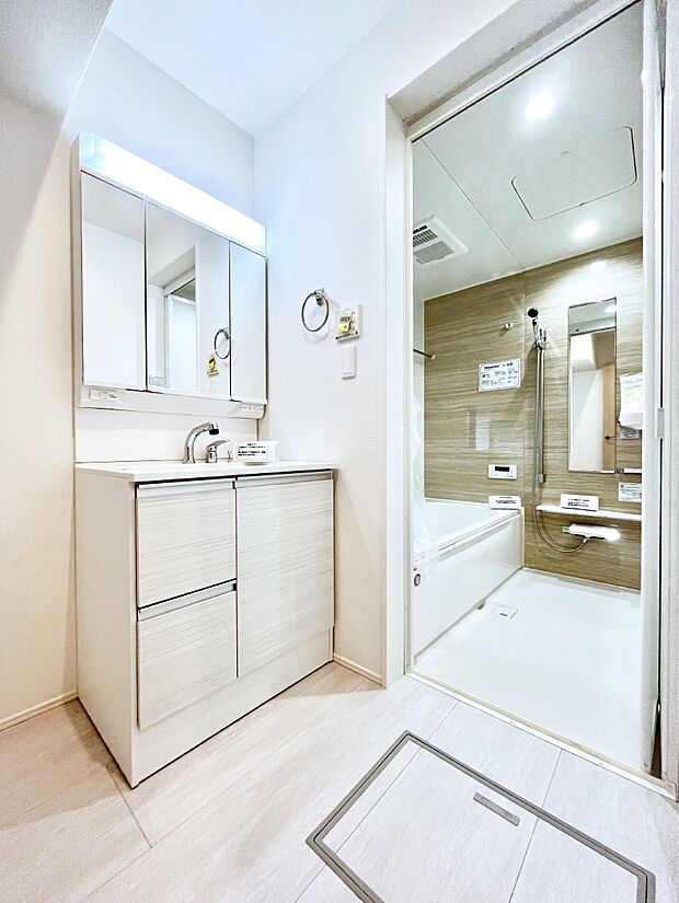 清潔感ある洗面化粧室で朝の身支度も快適