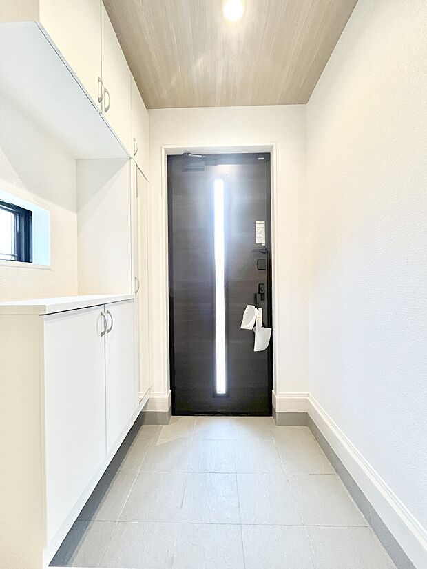 明るい玄関はお客様をお出迎えするのにぴったりです!