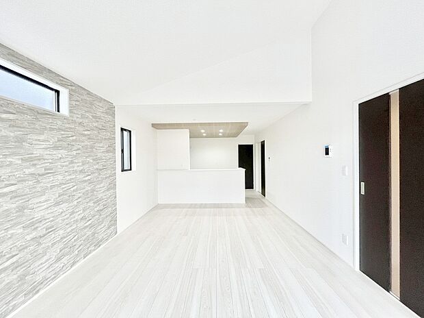 明るい陽光が注ぎ、寛ぎの雰囲気に満たされるリビング・ダイニング。