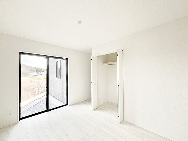 窓からのやさしい光が心地よいプライベートルーム