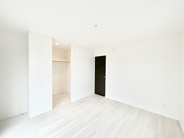 ウォークインクローゼットがあるお部屋!季節ごとの入れ替えも不要で便利です。