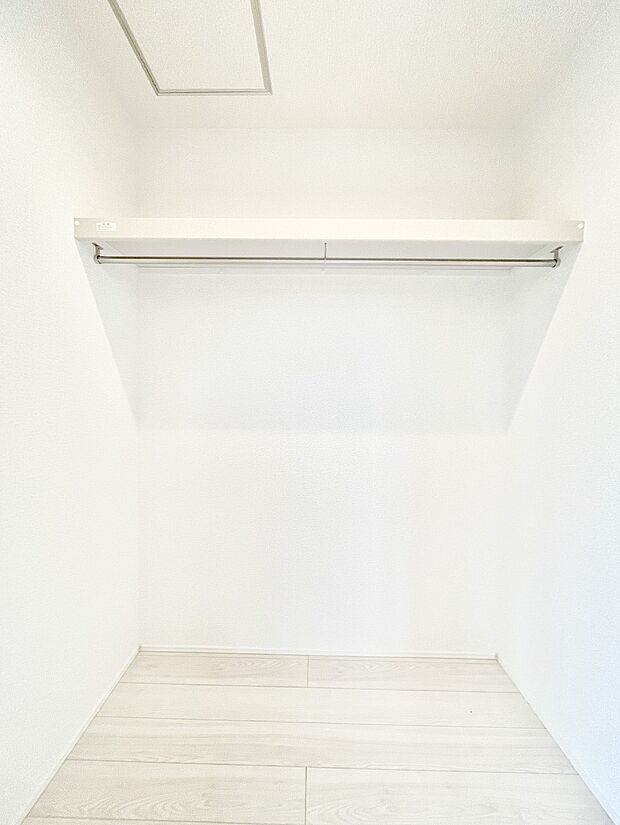 ウォークインクローゼット付きで生活空間を広く利用できます。